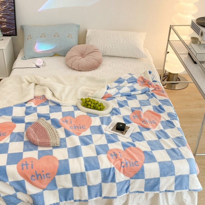 91家纺网 家纺一手货源 找家纺 昔可家纺 2021新款牛奶羊羔绒印花毯 蓝棋盘爱心