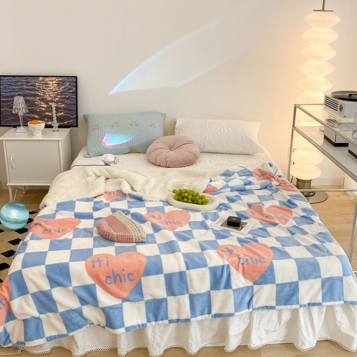 91家纺网 家纺一手货源 找家纺 昔可家纺 2021新款牛奶羊羔绒印花毯 蓝棋盘爱心