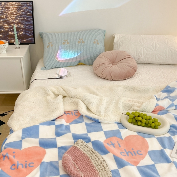 91家纺网 家纺一手货源 找家纺 昔可家纺 2021新款牛奶羊羔绒印花毯 蓝棋盘爱心