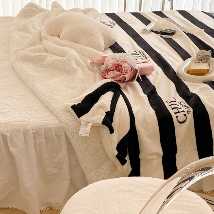 91家纺网 家纺一手货源 找家纺 昔可家纺 2021新款牛奶羊羔绒印花毯 香香条纹