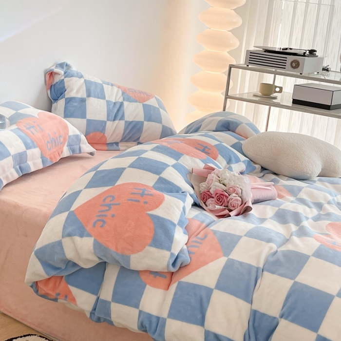 91家纺网 家纺一手货源 找家纺 昔可家纺 2021新款牛奶绒四件套-老花色 蓝棋盘爱心