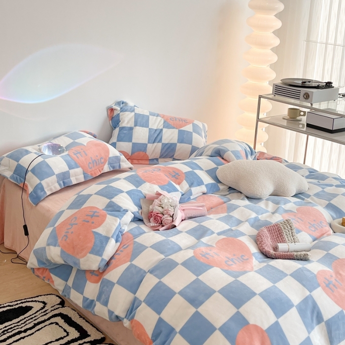 91家纺网 家纺一手货源 找家纺 昔可家纺 2021新款牛奶绒四件套-老花色 蓝棋盘爱心