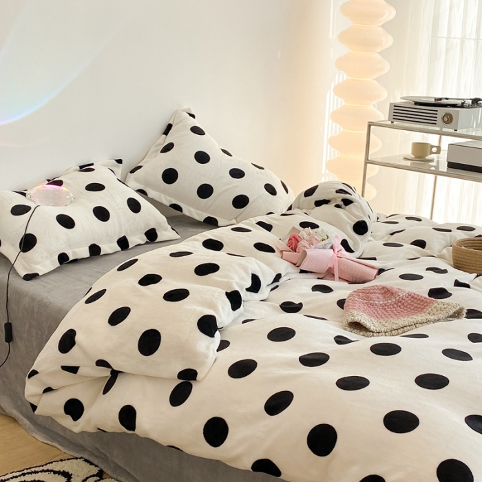 91家纺网 家纺一手货源 找家纺 昔可家纺 2021新款牛奶绒四件套-老花色 新款白波点