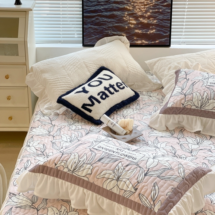 91家纺网 家纺一手货源 找家纺 昔可家纺 2021新款秋冬超仙牛奶宝宝绒床裙 粉色栀子花