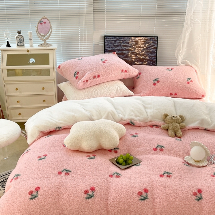 91家纺网 家纺一手货源 找家纺 昔可家纺 2021新款泰迪羊羔绒印花四件套粉粉小樱桃