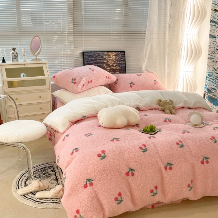 91家纺网 家纺一手货源 找家纺 昔可家纺 2021新款泰迪羊羔绒印花四件套粉粉小樱桃