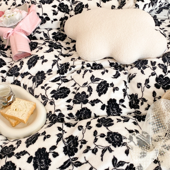 91家纺网 家纺一手货源 找家纺 昔可 2021新款黑色花边牛奶绒四件套 干枯玫瑰