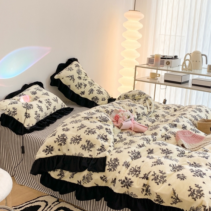 91家纺网 家纺一手货源 找家纺 昔可 2021新款黑色花边牛奶绒四件套 素描水墨花