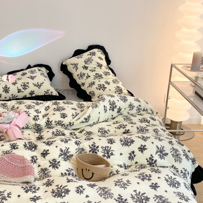 91家纺网 家纺一手货源 找家纺 昔可 2021新款黑色花边牛奶绒四件套 素描水墨花