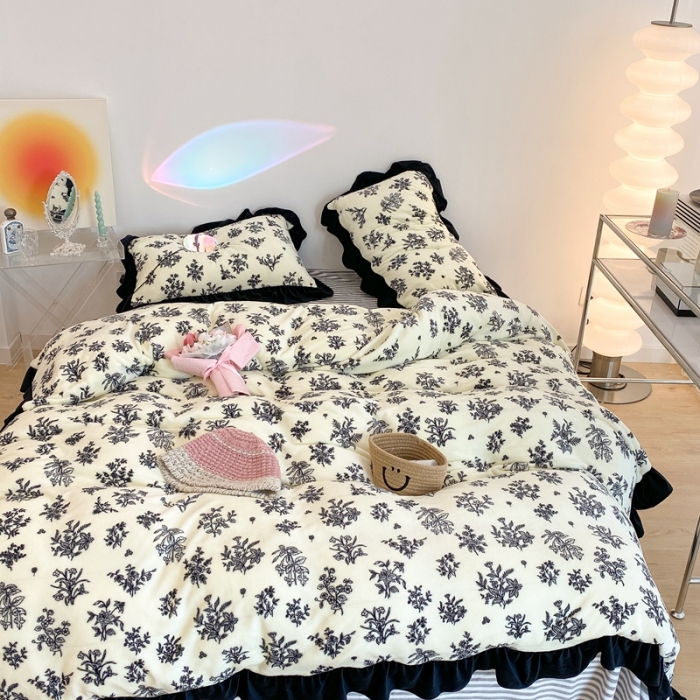 91家纺网 家纺一手货源 找家纺 昔可 2021新款黑色花边牛奶绒四件套 素描水墨花