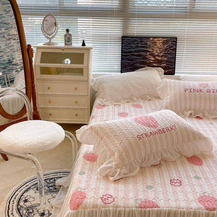 91家纺网 家纺一手货源 找家纺 昔可家纺 2021新款秋冬超仙牛奶宝宝绒床裙 少女心草莓