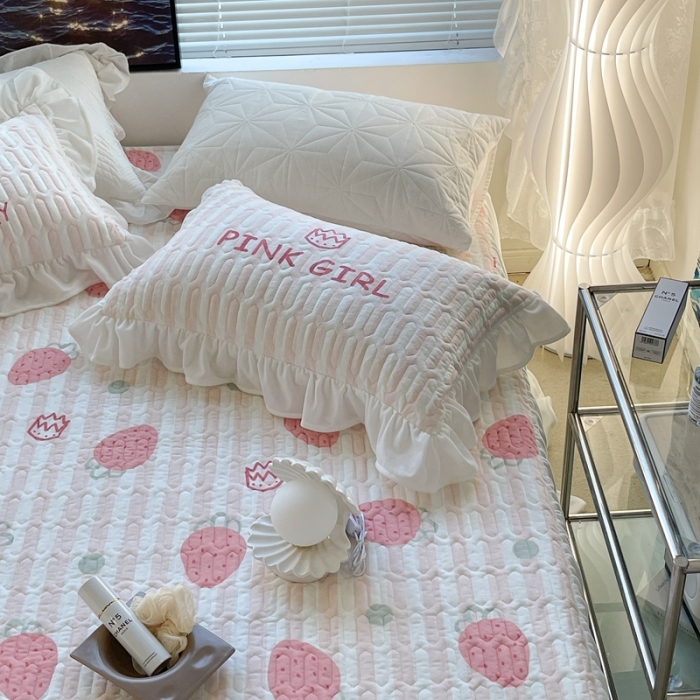 91家纺网 家纺一手货源 找家纺 昔可家纺 2021新款秋冬超仙牛奶宝宝绒床裙 少女心草莓