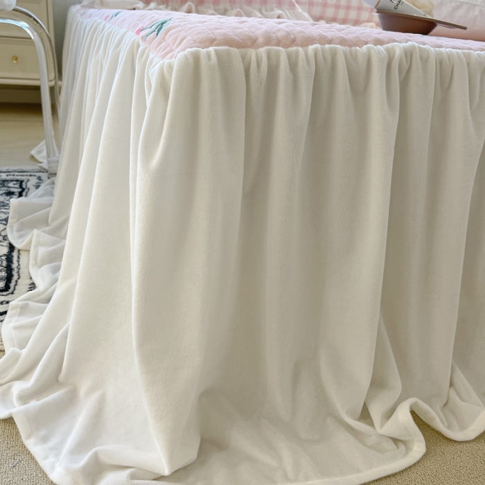 91家纺网 家纺一手货源 找家纺 昔可家纺 2021新款秋冬超仙牛奶宝宝绒床裙 少女心小樱桃