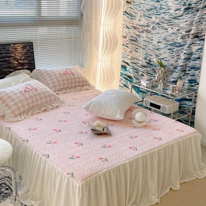 91家纺网 家纺一手货源 找家纺 昔可家纺 2021新款秋冬超仙牛奶宝宝绒床裙 少女心小樱桃