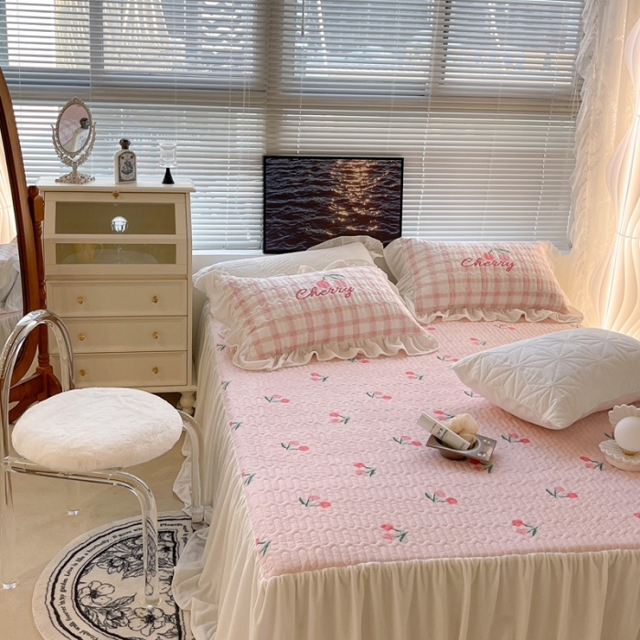 91家纺网 家纺一手货源 找家纺 昔可家纺 2021新款秋冬超仙牛奶宝宝绒床裙 少女心小樱桃