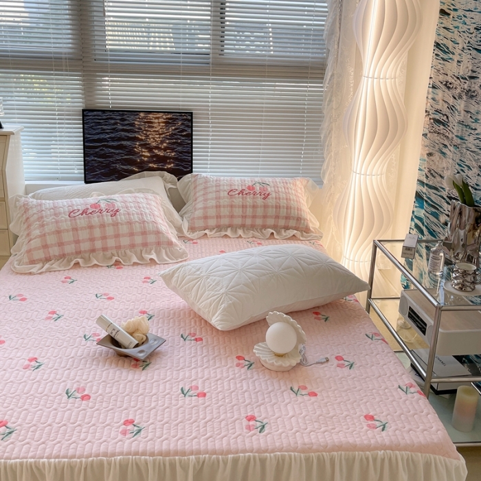 91家纺网 家纺一手货源 找家纺 昔可家纺 2021新款秋冬超仙牛奶宝宝绒床裙 少女心小樱桃