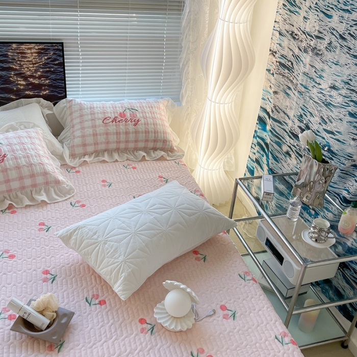 91家纺网 家纺一手货源 找家纺 昔可家纺 2021新款秋冬超仙牛奶宝宝绒床裙 少女心小樱桃