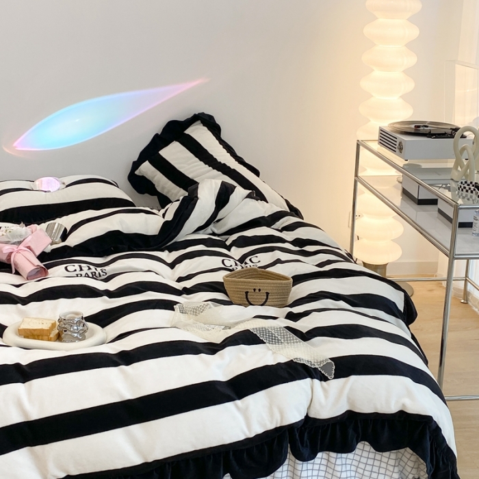 91家纺网 家纺一手货源 找家纺 昔可 2021新款黑色花边牛奶绒四件套 香香条纹