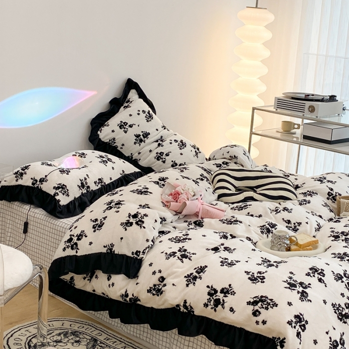 91家纺网 家纺一手货源 找家纺 昔可 2021新款黑色花边牛奶绒四件套 小香黑花