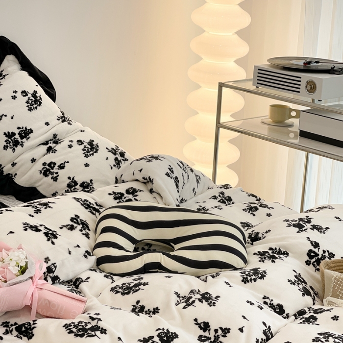 91家纺网 家纺一手货源 找家纺 昔可 2021新款黑色花边牛奶绒四件套 小香黑花