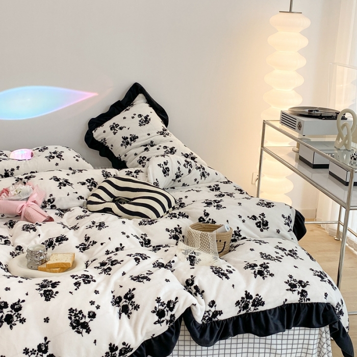 91家纺网 家纺一手货源 找家纺 昔可 2021新款黑色花边牛奶绒四件套 小香黑花