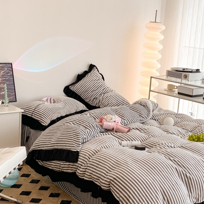 91家纺网 家纺一手货源 找家纺 昔可 2021新款黑色花边牛奶绒四件套 灰竖条