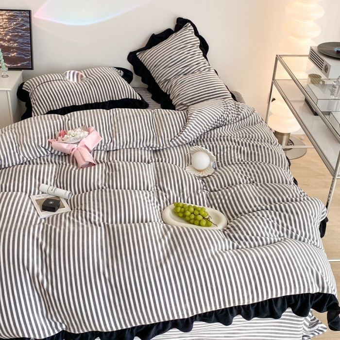 91家纺网 家纺一手货源 找家纺 昔可 2021新款黑色花边牛奶绒四件套 灰竖条