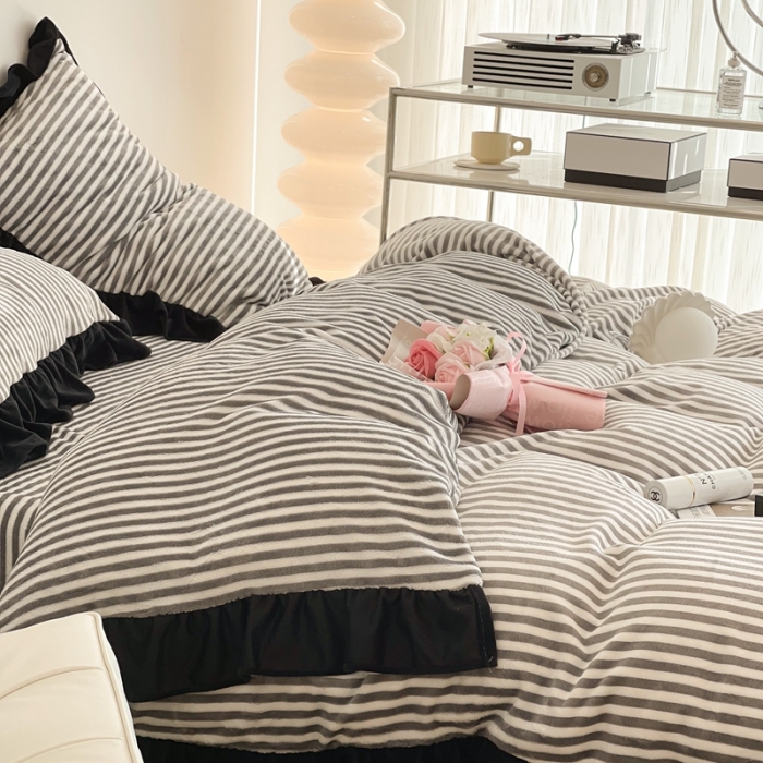 91家纺网 家纺一手货源 找家纺 昔可 2021新款黑色花边牛奶绒四件套 灰竖条