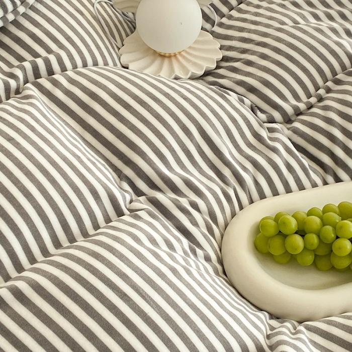 91家纺网 家纺一手货源 找家纺 昔可 2021新款黑色花边牛奶绒四件套 灰竖条