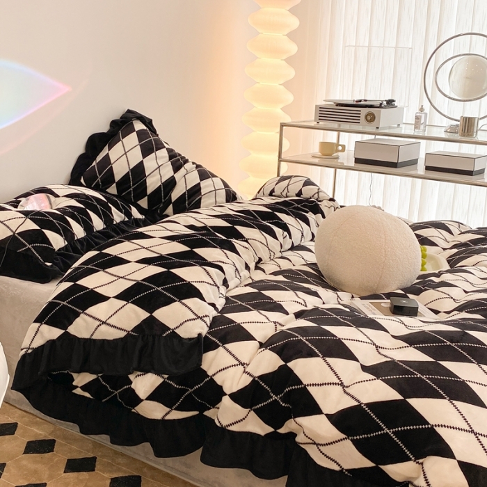 91家纺网 家纺一手货源 找家纺 昔可 2021新款黑色花边牛奶绒四件套 香香菱格