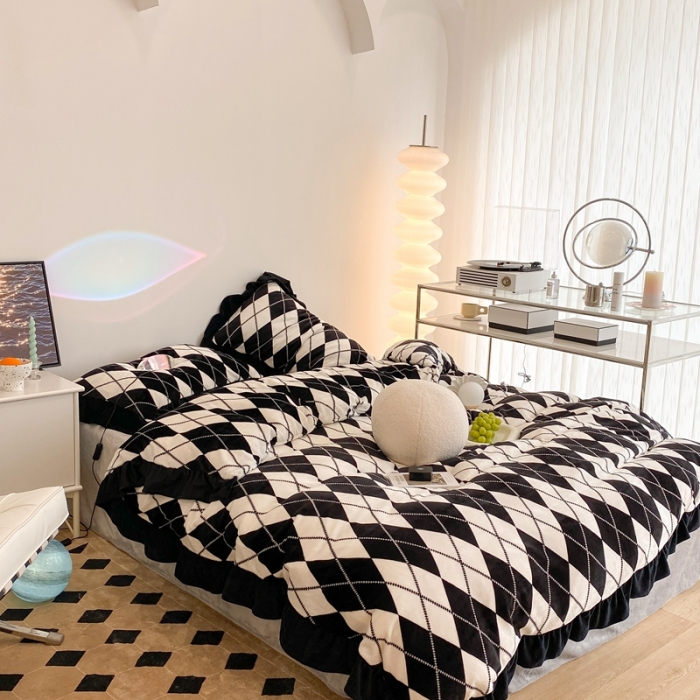 91家纺网 家纺一手货源 找家纺 昔可 2021新款黑色花边牛奶绒四件套 香香菱格