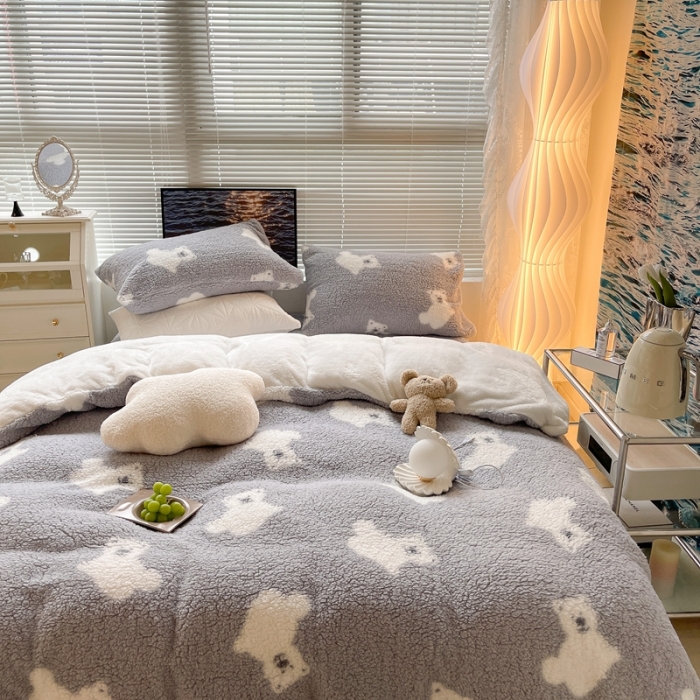 91家纺网 家纺一手货源 找家纺 昔可家纺 2021新款泰迪羊羔绒印花四件套灰底白熊