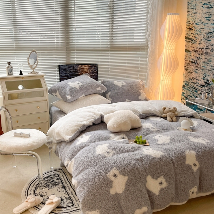 91家纺网 家纺一手货源 找家纺 昔可家纺 2021新款泰迪羊羔绒印花四件套灰底白熊