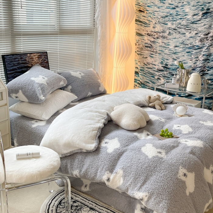 91家纺网 家纺一手货源 找家纺 昔可家纺 2021新款泰迪羊羔绒印花四件套灰底白熊