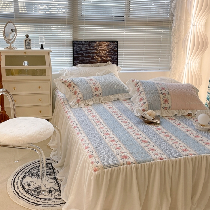 91家纺网 家纺一手货源 找家纺 昔可家纺 2021新款秋冬超仙牛奶宝宝绒床裙 竖条蓝色玫瑰