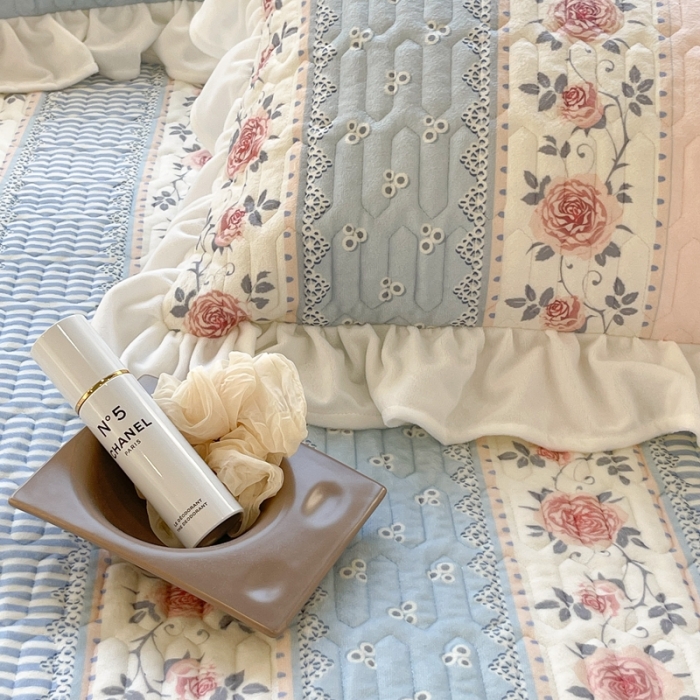 91家纺网 家纺一手货源 找家纺 昔可家纺 2021新款秋冬超仙牛奶宝宝绒床裙 竖条蓝色玫瑰