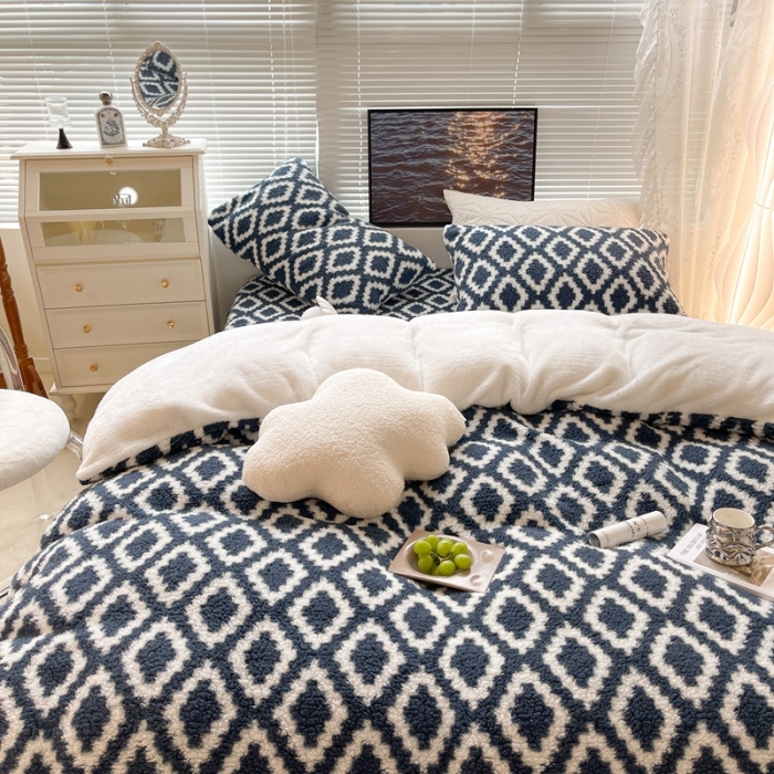 91家纺网 家纺一手货源 找家纺 昔可家纺 2021新款泰迪羊羔绒印花四件套简约菱格