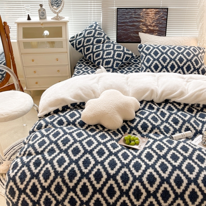 91家纺网 家纺一手货源 找家纺 昔可家纺 2021新款泰迪羊羔绒印花四件套简约菱格