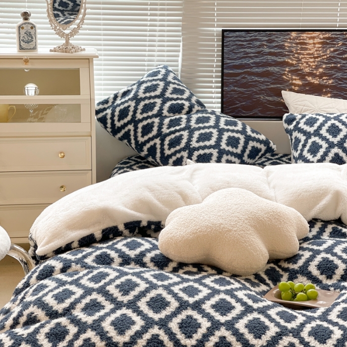 91家纺网 家纺一手货源 找家纺 昔可家纺 2021新款泰迪羊羔绒印花四件套简约菱格