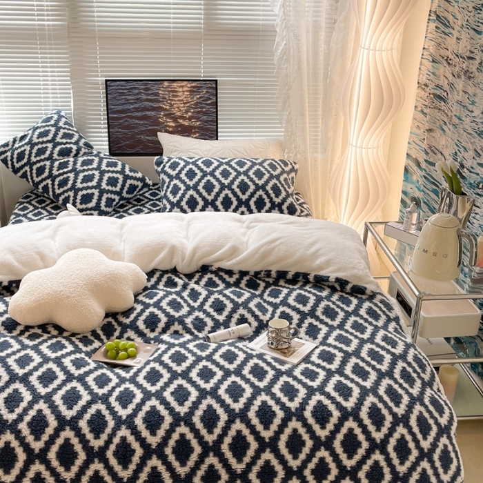 91家纺网 家纺一手货源 找家纺 昔可家纺 2021新款泰迪羊羔绒印花四件套简约菱格