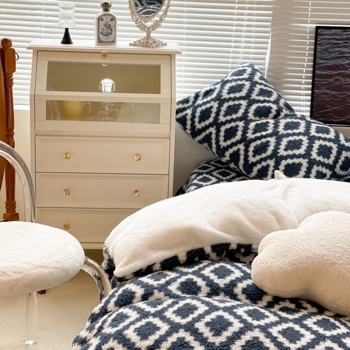 91家纺网 家纺一手货源 找家纺 昔可家纺 2021新款泰迪羊羔绒印花四件套简约菱格