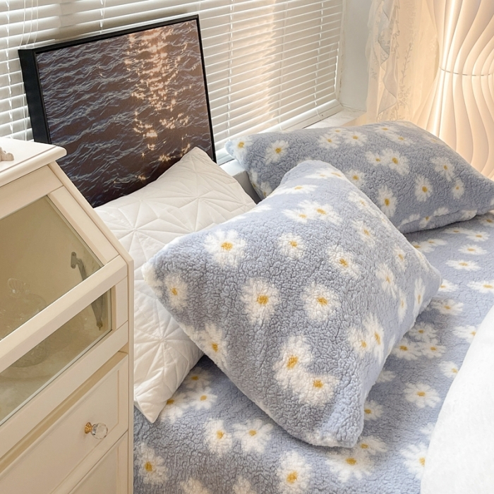 91家纺网 家纺一手货源 找家纺 昔可家纺 2021新款泰迪羊羔绒印花四件套浅蓝小雏菊