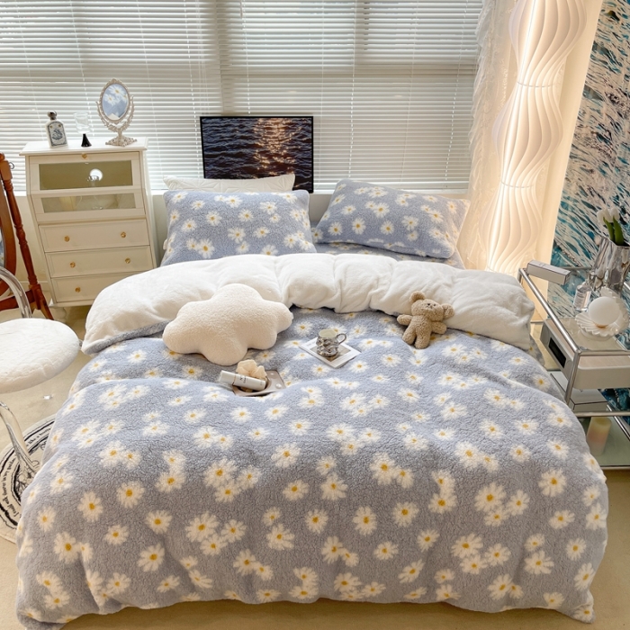 91家纺网 家纺一手货源 找家纺 昔可家纺 2021新款泰迪羊羔绒印花四件套浅蓝小雏菊