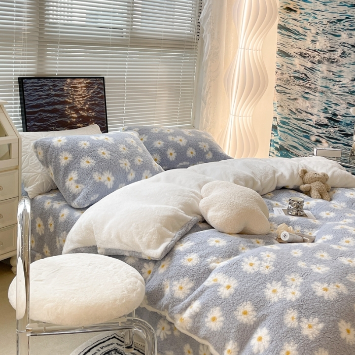 91家纺网 家纺一手货源 找家纺 昔可家纺 2021新款泰迪羊羔绒印花四件套浅蓝小雏菊