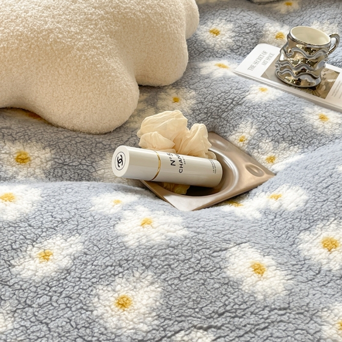 91家纺网 家纺一手货源 找家纺 昔可家纺 2021新款泰迪羊羔绒印花四件套浅蓝小雏菊