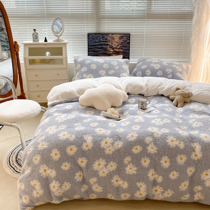 91家纺网 家纺一手货源 找家纺 昔可家纺 2021新款泰迪羊羔绒印花四件套浅蓝小雏菊