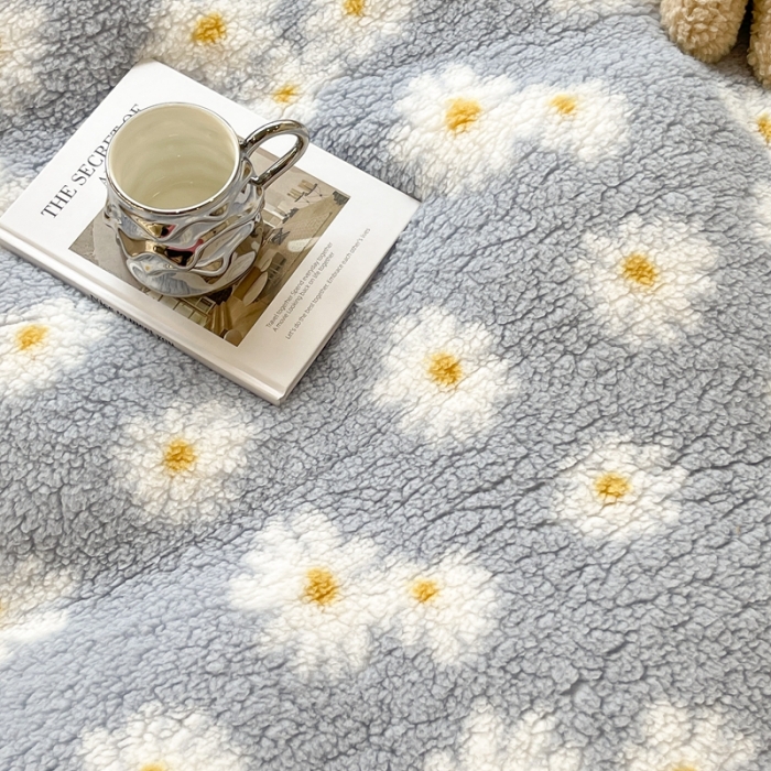 91家纺网 家纺一手货源 找家纺 昔可家纺 2021新款泰迪羊羔绒印花四件套浅蓝小雏菊