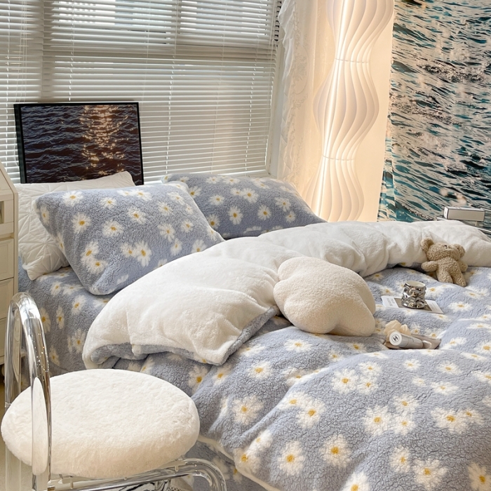 91家纺网 家纺一手货源 找家纺 昔可家纺 2021新款泰迪羊羔绒印花四件套浅蓝小雏菊