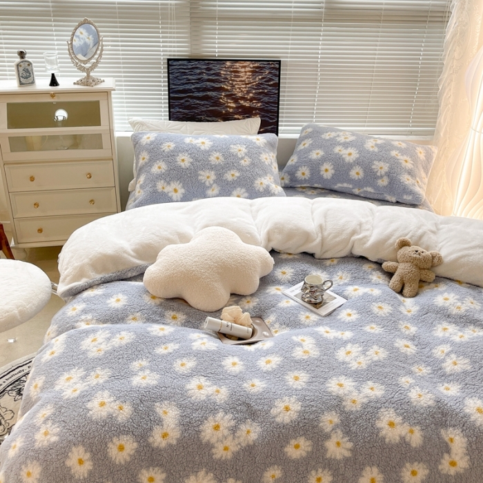 91家纺网 家纺一手货源 找家纺 昔可家纺 2021新款泰迪羊羔绒印花四件套浅蓝小雏菊