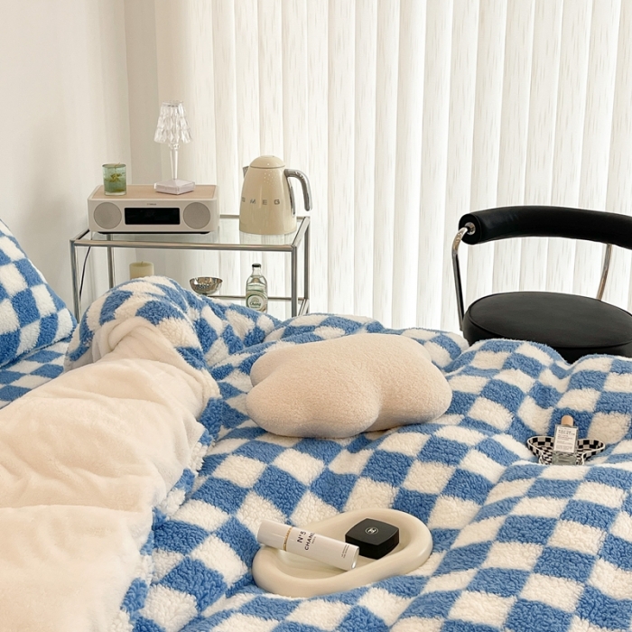 91家纺网 家纺一手货源 找家纺 昔可家纺 2021新款泰迪羊羔绒印花四件套蓝色棋盘格